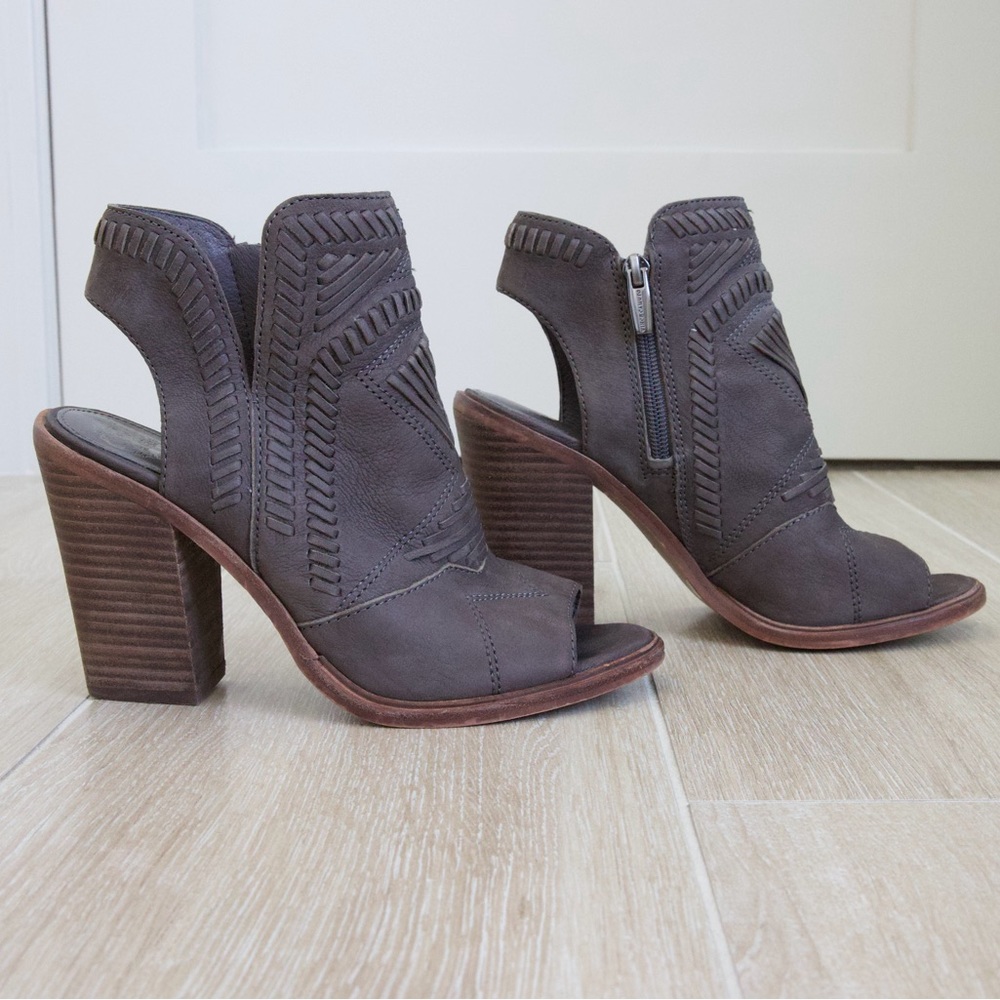 Vince Camuto Booties Grey Size 7